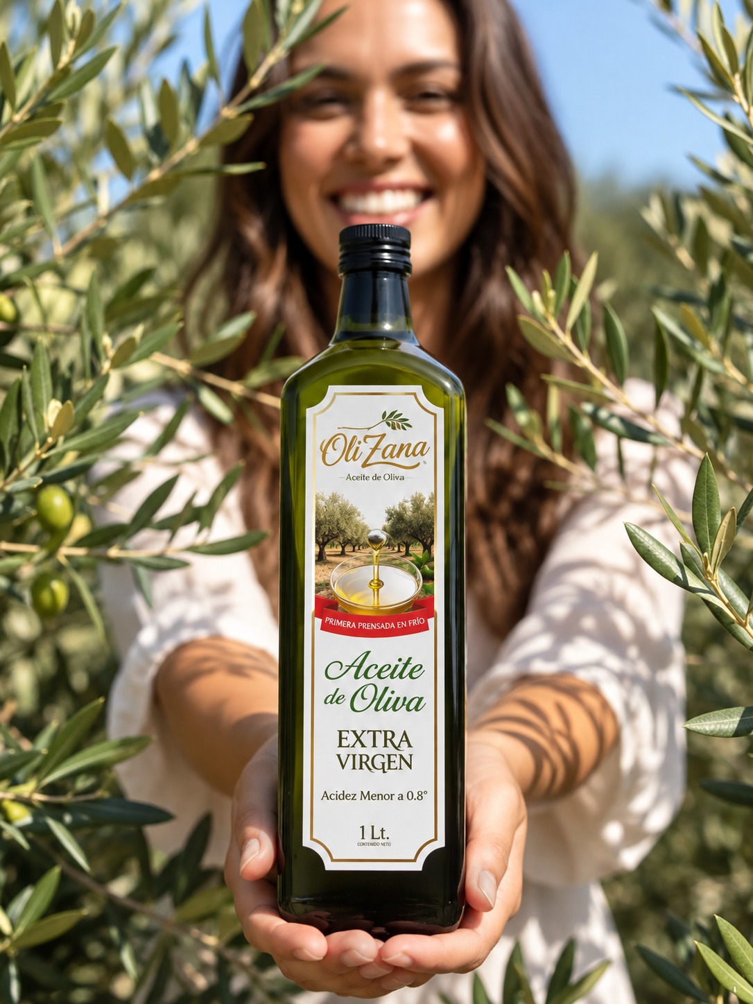 Botella de aceite de oliva extra virgen OliZana en un olivar